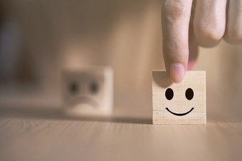 商人选择微笑表情符号图标脸快乐象征木块服务和客户<strong>满意度调查</strong>概念