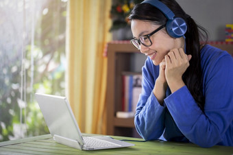 快乐年轻的亚洲女人在线使用移动PC而连接视频会议首页亚洲女孩说话看相机会说话的与视频会议