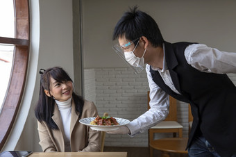 微笑女服务员服务<strong>订单</strong>食物服务员携带盘子穿面具防止的传播病毒概念保护科维德