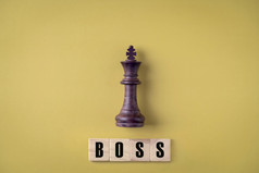 王战斗国际象棋游戏站黄色的背景与老板文本木老板领导和业务愿景为赢得业务游戏业务领导老板概念