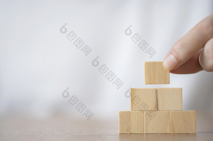 手选择广场木块表格空白木多维数据集表格与复制空间手持有的矩形木块