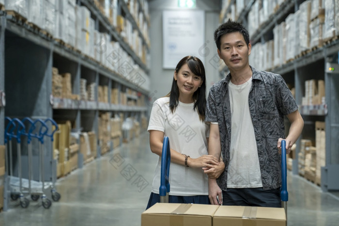 肖像年轻的夫妇亚洲购物新生活方式股票产品库存架子上物流业务航运和交付服务