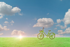 绿色生态自行车与全球草场和蓝色的天空背景环境和地球一天概念图像有家具的已开启