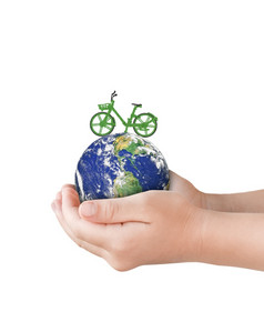 手持有全球地球与绿色自行车孤立的白色背景环境一天概念元素这图像有家具的已开启