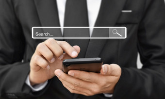 商人使用智能手机为搜索页面搜索信息数据互联网网络