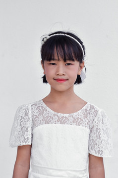 美丽的小亚洲女孩衣服在白色背景