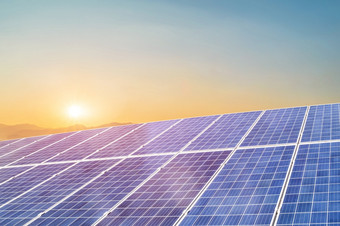 太阳能面板对日落背景光伏替代电源的想法为可持续发展的资源