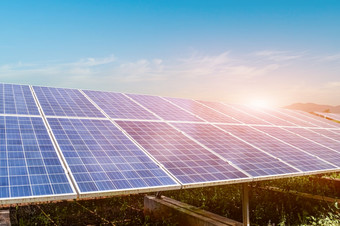 太阳能面板对蓝色的天空<strong>背景</strong>光伏替代电源的想法为可持续发展的资源