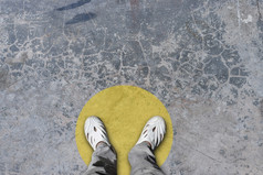 前下来脚站黄色的圆地板概念公共空间练习社会距离
