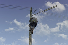 电工修理工是攀爬和工作电波兰概念工作错误的道路和安全头盔