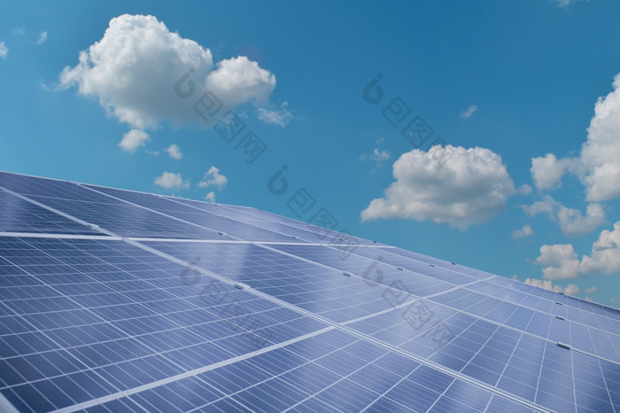 太阳能模块面板对蓝色的天空背景环境能源资源概念