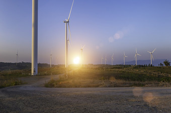 风涡轮农场日落天空背景风权力可再生能源概念