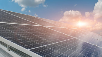 太阳能面板对日落天空背景光伏替代电源可持续发展的资源概念