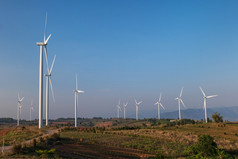风涡轮农场山景观与蓝色的天空背景风权力可再生能源概念