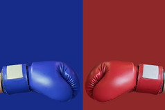 拳击手套红色的和蓝色的角落里为战斗和比较的产品