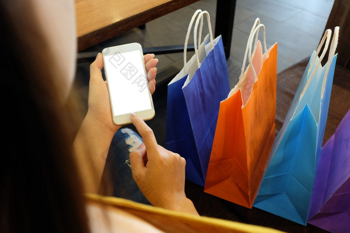 亚洲女孩持有出售购物袋消费主义生活方式概念的购物购物中心