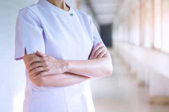 女人医生护士摆姿势与手交叉白色uniformhealth哪概念