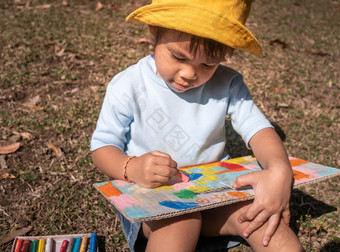 的艺术家<strong>小孩</strong>子女孩坐着和绘画的回收纸板<strong>夏天</strong>公园