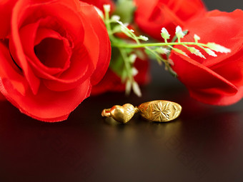 婚礼庆祝活动情人节一天与红色的玫瑰花束婚礼环孤立的黑暗背景概念爱和浪漫