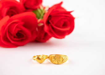 婚礼庆祝活动情人节一天与红色的玫瑰花束婚礼环孤立的白色背景概念爱和浪漫
