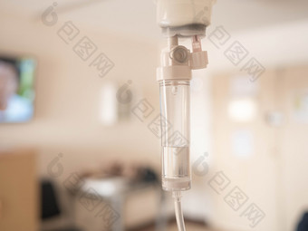 特写镜头生理盐水解决方案滴为病人和输液泵模糊奢侈品贵宾房间背景医院