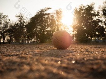 篮球草地面与日落光背景的公共体育场