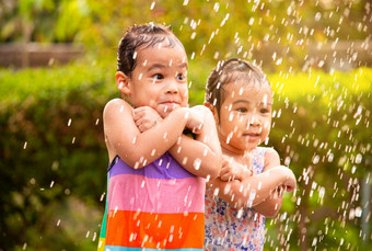 可爱的小女孩有有趣的多雨的后院孩子们享受户外活动热夏天天