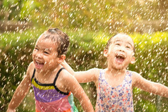 可爱的小女孩有有趣的多雨的后院孩子们享受户外活动热夏天天