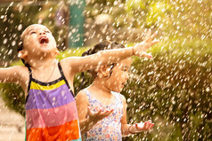 可爱的小女孩有有趣的多雨的后院孩子们享受户外活动热夏天天