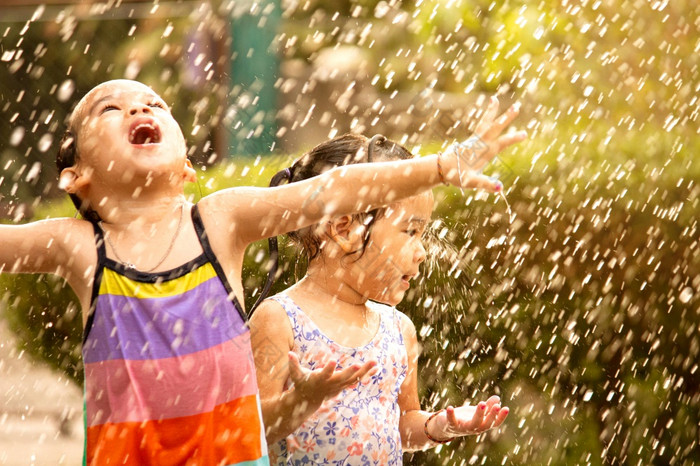 可爱的小女孩有有趣的多雨的后院孩子们享受户外活动热夏天天