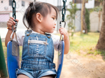 亚洲小孩子坐着摇摆不定的幸福的的<strong>操场</strong>上玩学习为孩子们黑白<strong>图片</strong>