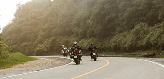 三个车手骑大自行车摩托车巡回演出茵他侬国家公园泰国