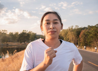 健康的女人慢跑运行和锻炼日落湖边路亚洲跑步者人锻炼户外健康哪和生活方式概念