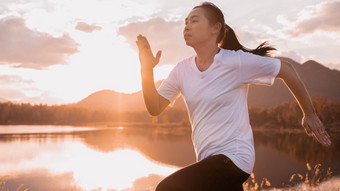 健康的女<strong>人</strong>慢跑运行和<strong>锻炼</strong>日落湖边路亚洲<strong>跑步</strong>者<strong>人锻炼</strong>户外健康哪和生活方式概念