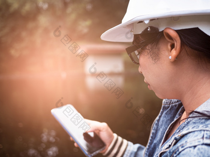 女生态学家安全他工作与聪明的电话和控制质量水废水治疗植物环境工程师工作水回收植物为重用