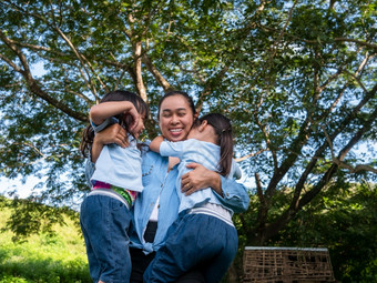 两个兄弟姐妹小女孩与<strong>妈妈</strong>笑和拥<strong>抱</strong>每一个其他温暖的和阳光明媚的夏天一天的花园年轻的女孩与她的<strong>妈妈</strong>。支出一天公园