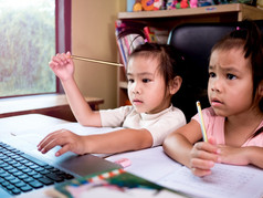 两个小女生研究家庭作业数学在她的在线教训首页社会距离在的冠状病毒爆发概念在线教育首页斯古乐