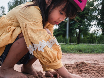 可爱的小女孩头盔是玩与沙子<strong>公园</strong>阳光明媚的夏天一天采取打破后骑自行车<strong>实践</strong>开发想象力和探索