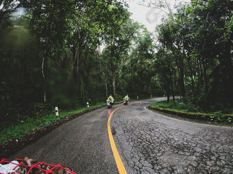视图而<strong>骑摩托车</strong>山路的热带雨林的多雨的季节<strong>骑摩托车</strong>的人<strong>骑摩托车</strong>的路