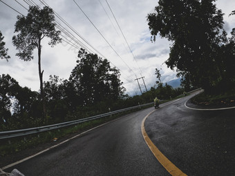 视图而<strong>骑摩托车</strong>山路的热带雨林的多雨的季节<strong>骑摩托车</strong>的人<strong>骑摩托车</strong>的路