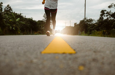 女跑步者运行的路小道早....培训为马拉松和健身健康的生活方式概念运动员运行锻炼在户外特写镜头腿