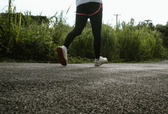 女跑步者运行的路小道早....培训为<strong>马拉松</strong>和健身健康的生活方式概念运动员运行锻炼在户外特写镜头腿