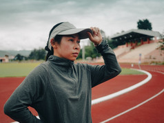 女跑步者他准备为运行体育场跟踪运动女人体育运动衣服慢跑在户外健康的生活方式概念