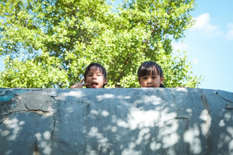 微笑兄弟姐妹女孩提出了为照片<strong>的</strong>操场上<strong>温暖的</strong>夏天一天<strong>家</strong>庭花时间在一起假期