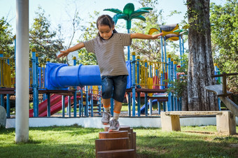 活跃的小女孩走平衡梁的户外操场上的公园快乐孩子女孩有有趣的孩子们操场上玩学习童年