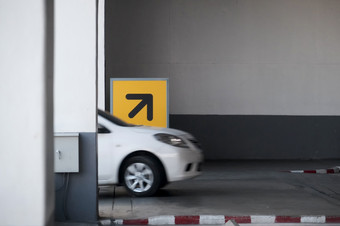道路成的建筑rsquo停车很多与标志正确的箭头箭头标志黄色的和黑色的高以上从地面直接的车的正确的方向方向和下来为安全