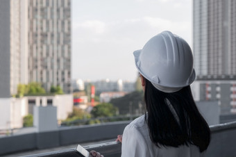 女建设工程师与平板电脑电脑建设网站自信女人架构师白色头盔看建设网站建设和体系结构概念