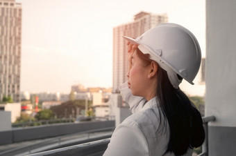 女<strong>建设工程</strong>师与平板电脑电脑建设网站自信女人架构师白色头盔看建设网站建设和体系结构概念