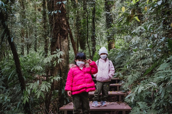 孩子们与背包徒步旅行自然与家庭两个学龄前<strong>儿童冬天</strong>衣服探索的森林玩和学习自然新正常的生活方式