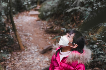 可爱的小女孩与背包徒步旅行自然与家庭孩子看树学龄前儿童冬天衣服<strong>探</strong>索的森<strong>林</strong>玩和学习自然